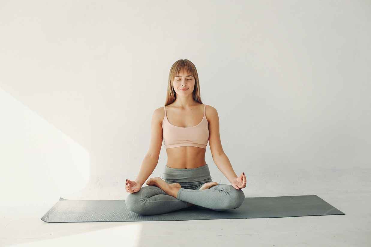 Esneklik Kazandıran 10 Yoga Pozu ve Ekipman Önerileri